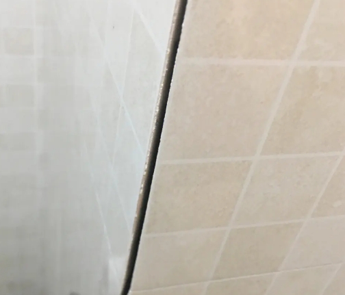 漯河瓷砖空鼓维修公司分享阳台瓷砖脱落的修复过程可以分为以下几个步骤
