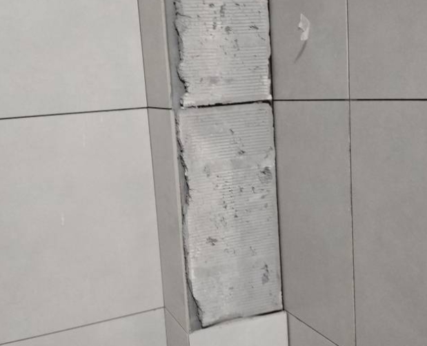 漯河瓷砖空鼓维修公司分享下瓷砖施工前基层浇水润湿程度不足，可能导致以下问题